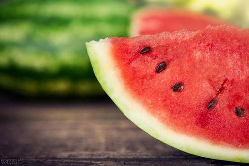 朋友聚餐吃瓜文案,欢乐无限，朋友情谊浓