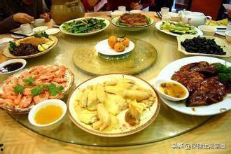 朋友聚餐吃瓜文案,欢乐无限，朋友情谊浓