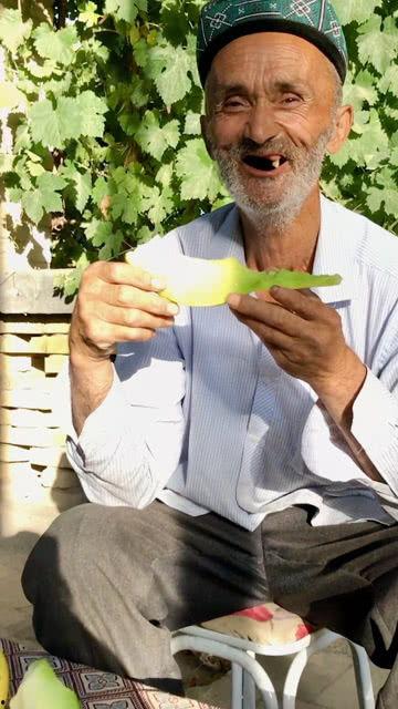 老汉吃瓜图片,笑谈丰收喜悦