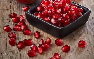 夏吃野果秋吃瓜,夏尝野果，秋品瓜果的味蕾之旅