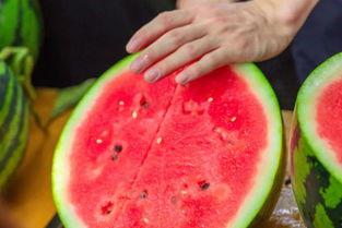 学校学妹吃瓜,学妹吃瓜事件引发热议