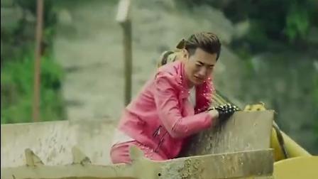 美女在场边吃瓜,见证赛场精彩瞬间