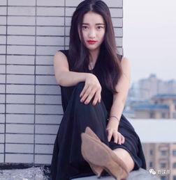 美女在场边吃瓜,见证赛场精彩瞬间