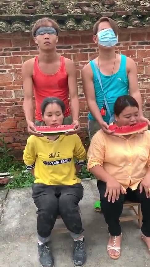 情侣蒙眼吃瓜大赛,情侣蒙眼吃瓜大赛，谁才是味觉达人？