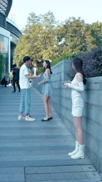 情侣吵架朋友吃瓜视频,朋友化身吃瓜群众，场面笑料百出