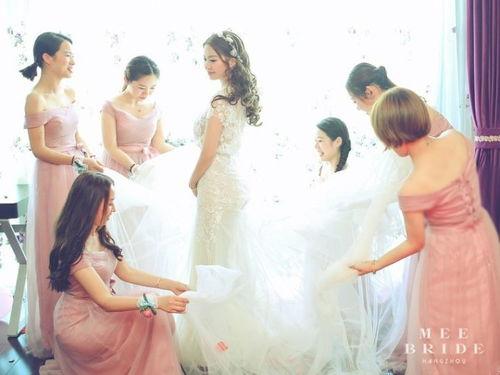 新娘和伴娘吃瓜,现场笑料连连