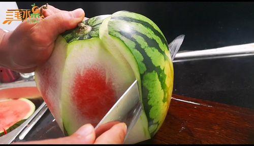 老板给切瓜吃,温馨瞬间传递团队温情