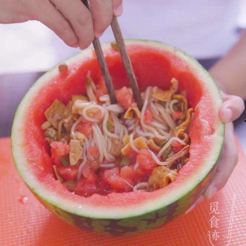 八瓜吃螺蛳粉,探寻地道美食的独特魅力