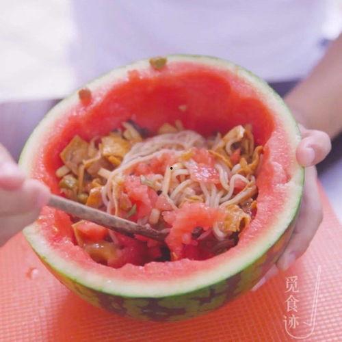 八瓜吃螺蛳粉,探寻地道美食的独特魅力