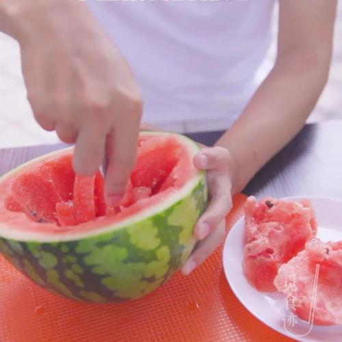 八瓜吃螺蛳粉,探寻地道美食的独特魅力